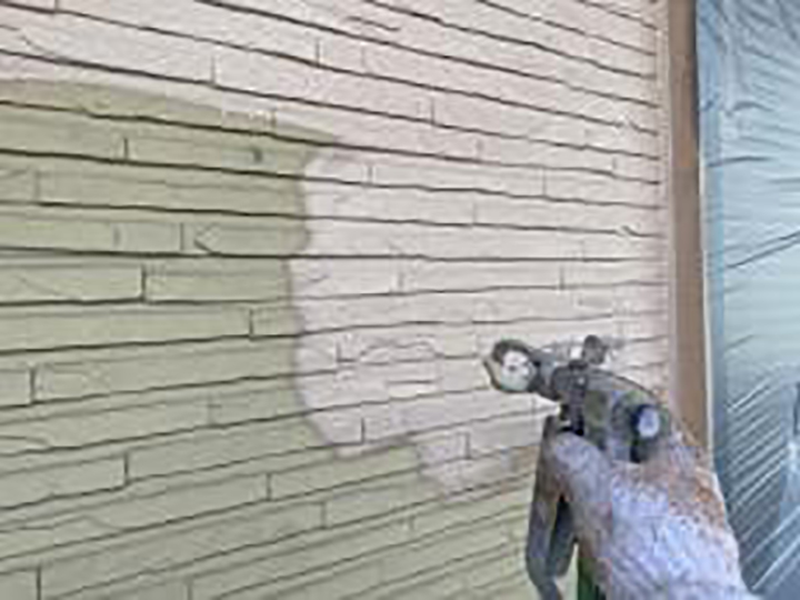 1F壁の下塗り（吹付け）を行います。