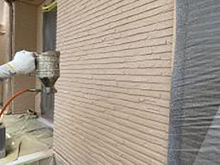 1F壁の上塗り（吹付け）を行います。