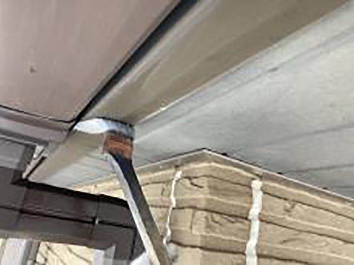 鼻隠しに専用プライマーを塗布します。<br />
ビ鋼板なので、専用プライマーを塗布しました。