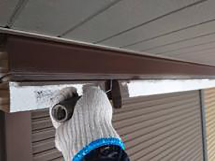 シャッターBOX仕上げ1回目を行います。