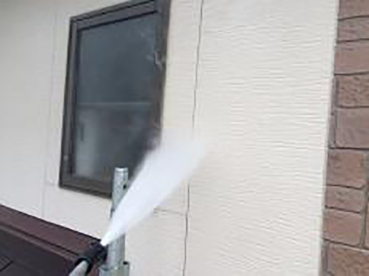 外壁を高圧ジェットで洗浄します。