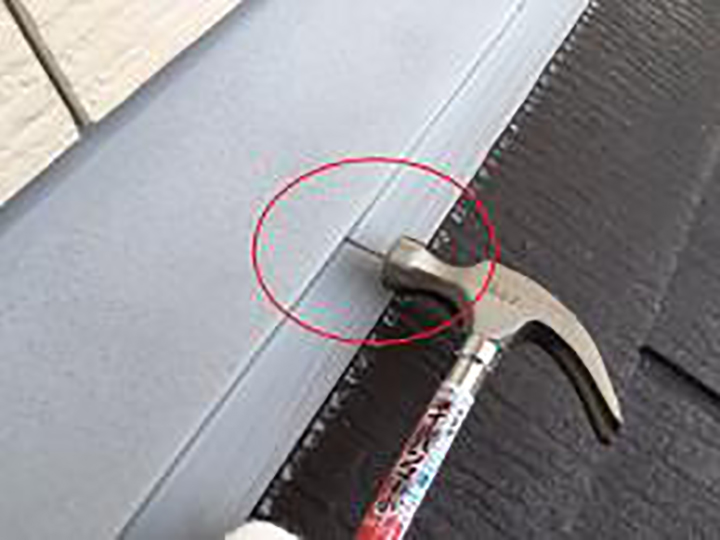 下屋根取合いの板金部を新設し釘で補強しました。