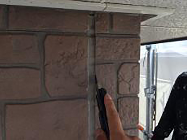 古いコーキングを切り取ります。