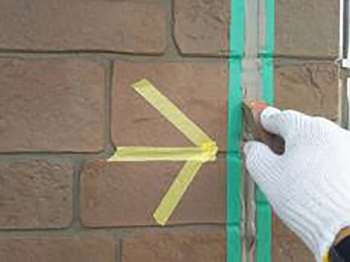 充填したコーキングをヘラ押えします。