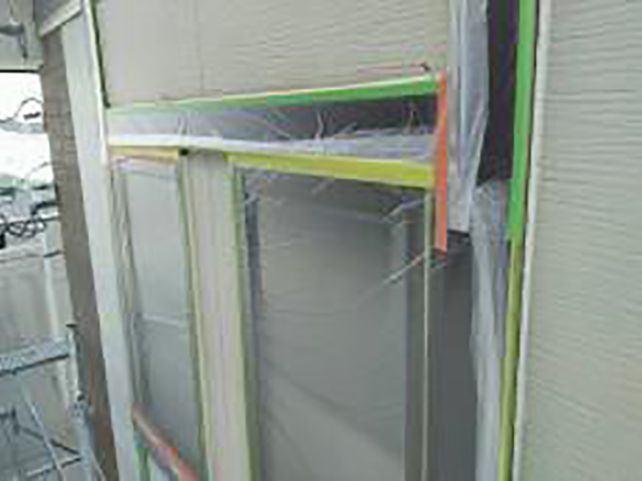 塗装前に窓周り等の開口部に養生を設置していきます。ライン出しにもこだわります！