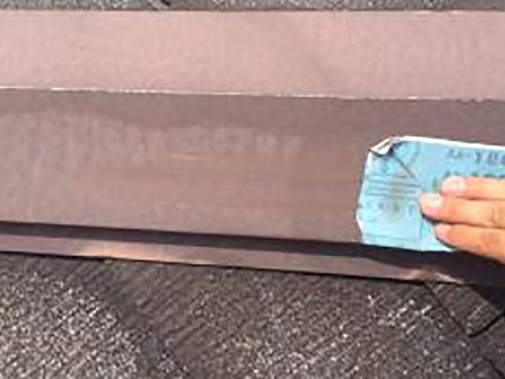 屋根板金包みの素地を調整します。