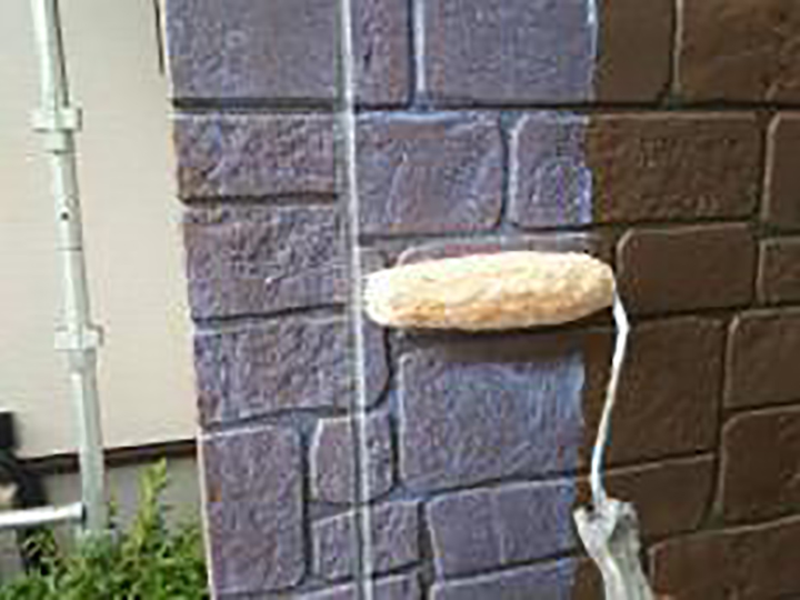 化粧壁の上塗りを行います。