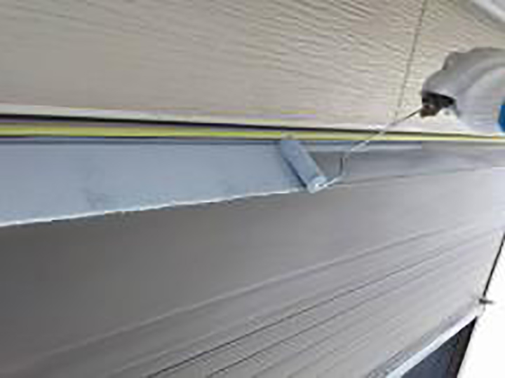 シャッターBOXにサビ止めを塗布します。