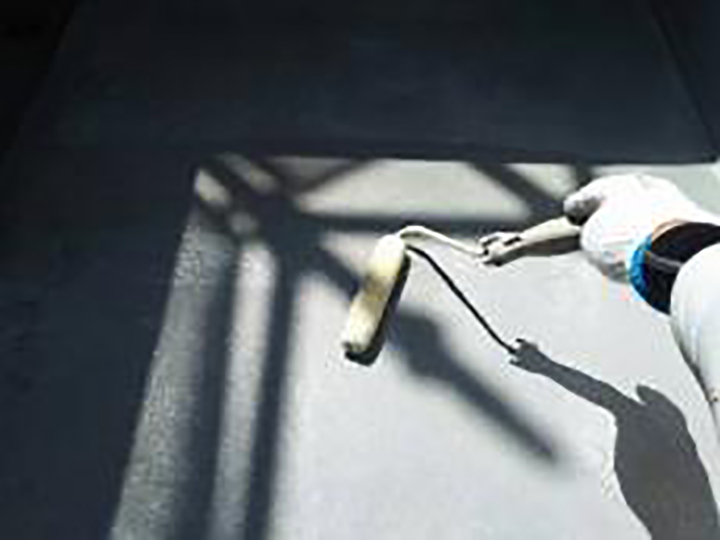 バルコニ―下塗り（プライマー塗布）を行います。