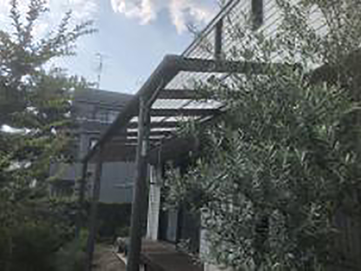 足場設置前に、テラス屋根を取外します。