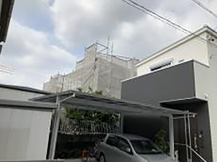 メッシュシートを設置することで塗料などが飛散することを防ぎます。