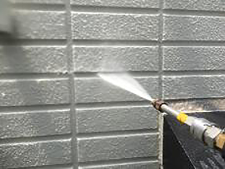 外壁を高圧ジェットで洗浄します。