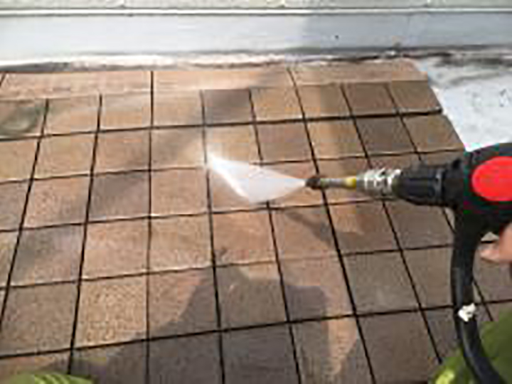 樹脂タイルを高圧ジェットで洗浄します。