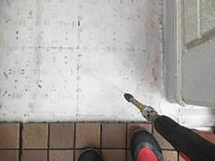 バルコニーを高圧ジェットで洗浄します。