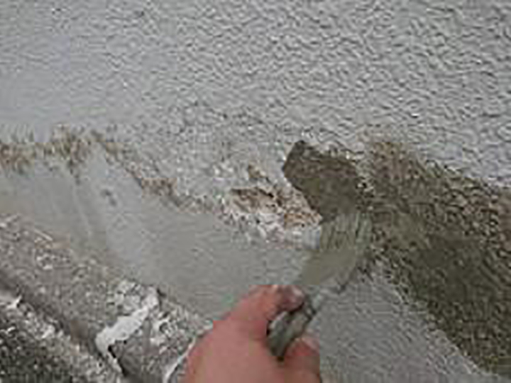 外塀をカチオンで補修します。