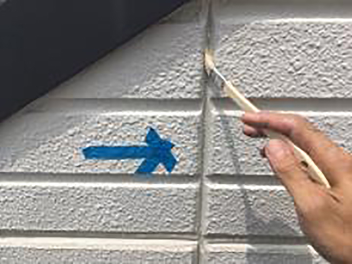 専用プライマーを塗布します。