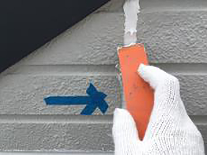 充填したコーキングをヘラ押えします。