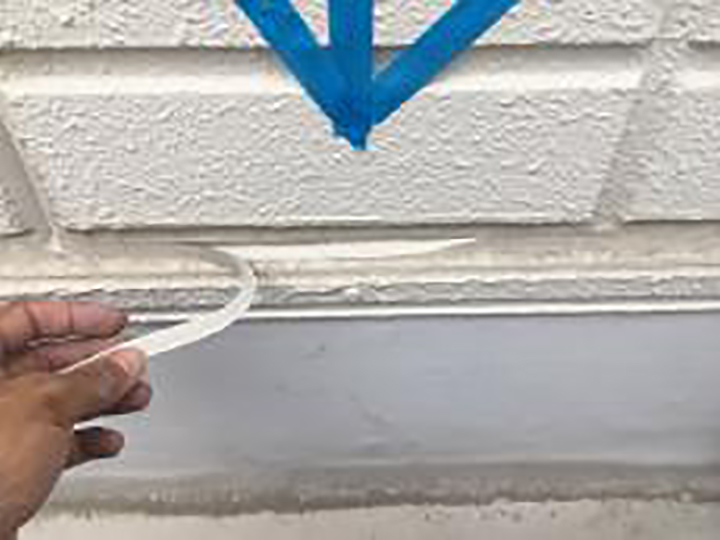 水切り上のコーキングを撤去しました。