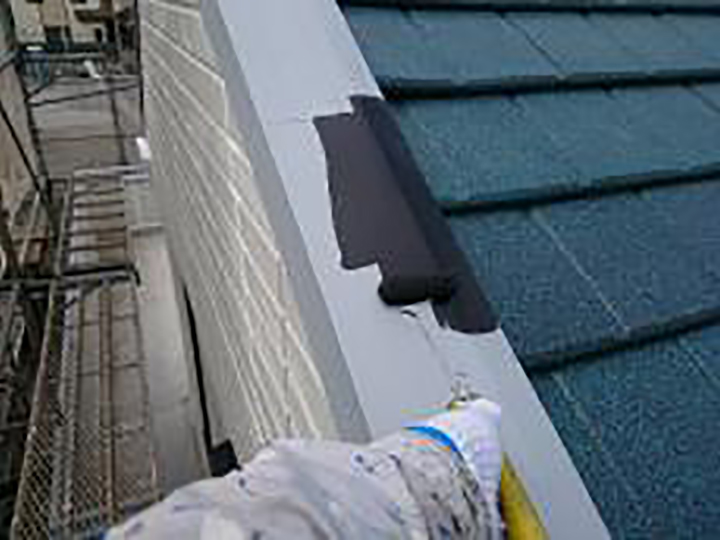 屋根鈑金部仕上げ1回目を行います。