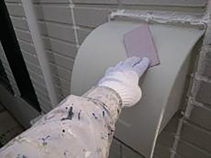 換気フードの素地を調整します。