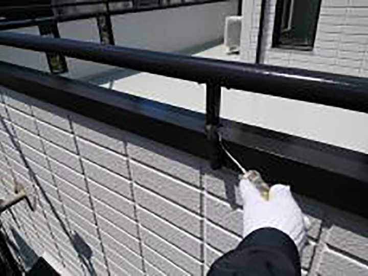 バルコニー笠木・手すり仕上げ2回目を行います。