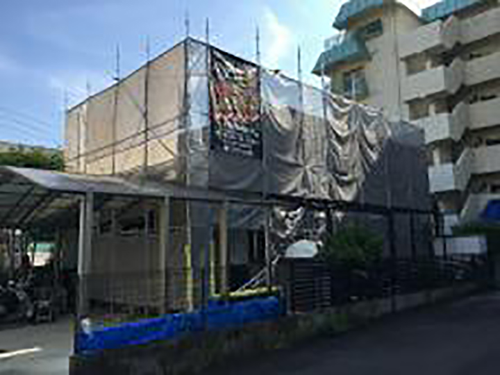 足場架けとメッシュシートを設置します。