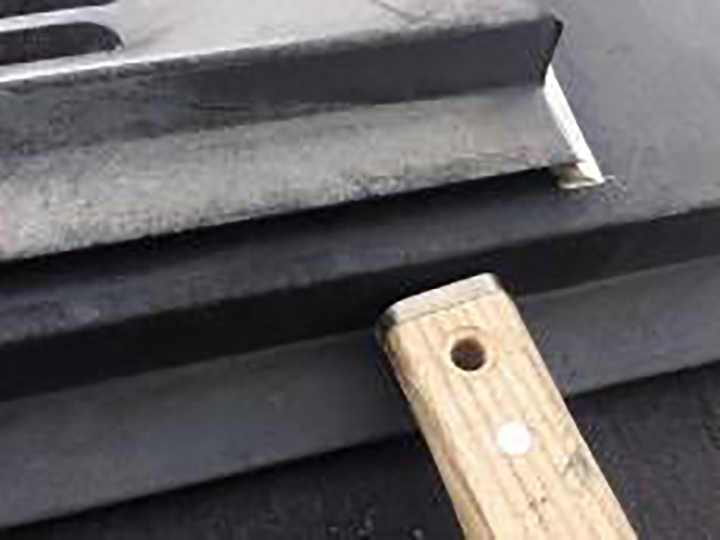 屋根板金包みを釘押さえしました。