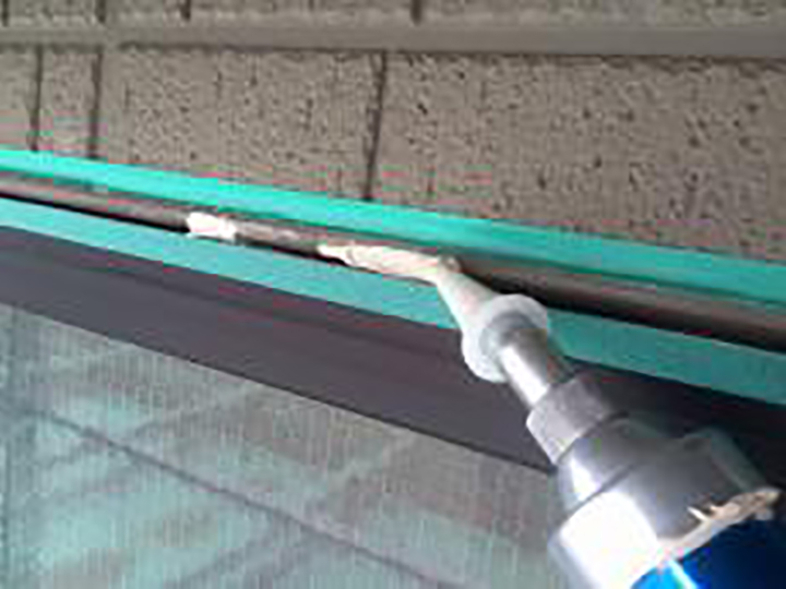 新しいコーキングを充填します。