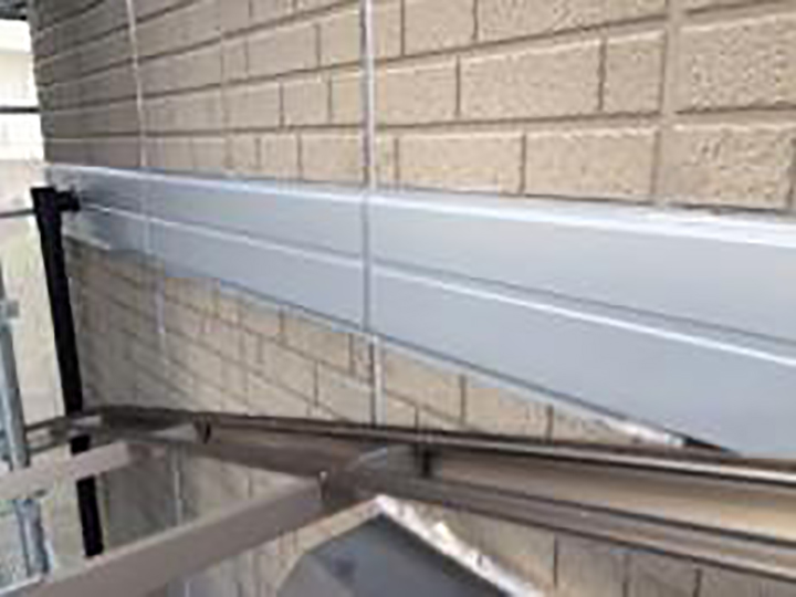 帯に専用プライマーを塗布します。