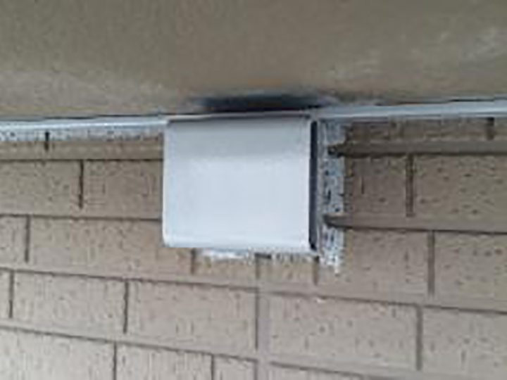 通気口に専用プライマーを塗布します。