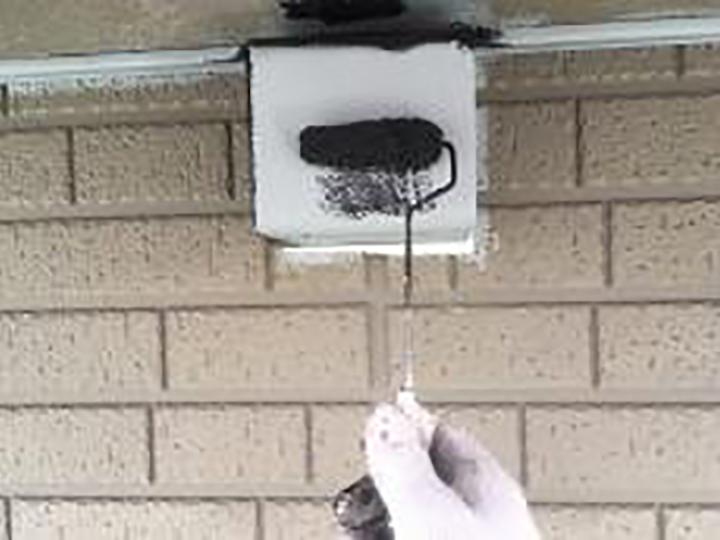 通気口仕上げ1回目を行います。