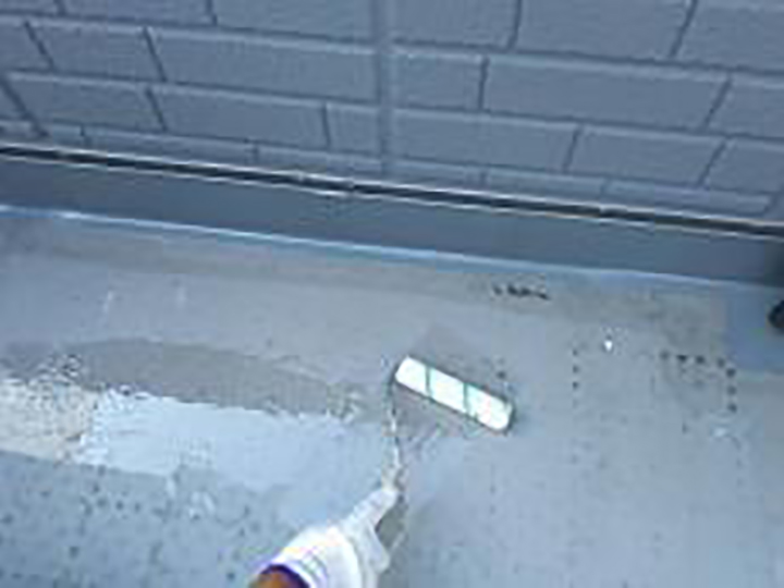 層間にプライマーを塗布します。