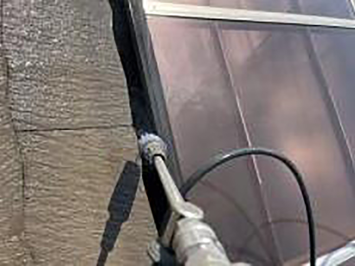 軒樋内を高圧ジェットで洗浄します。