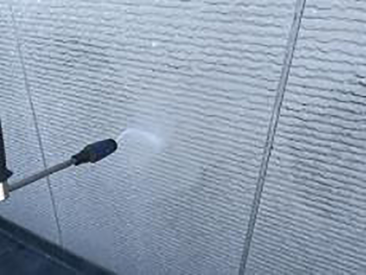 外壁を高圧ジェットで洗浄します。