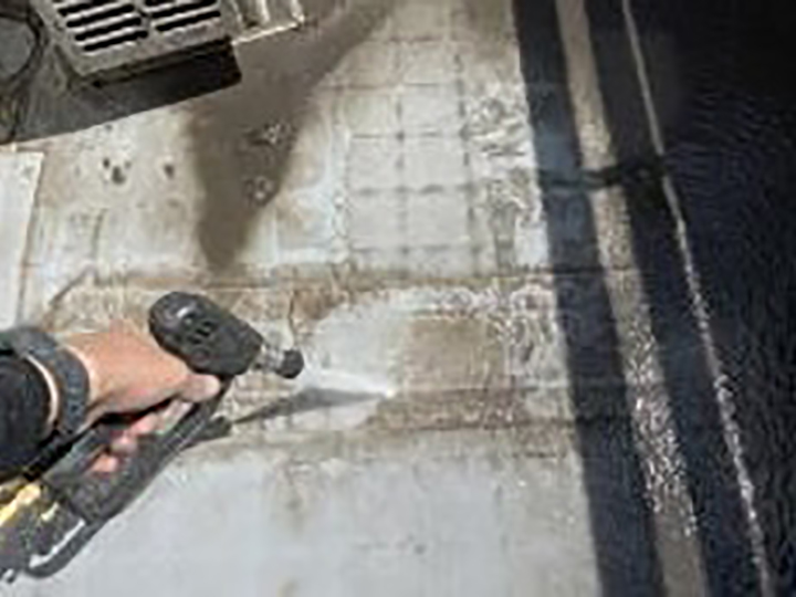 バルコニーを高圧ジェットで洗浄します。