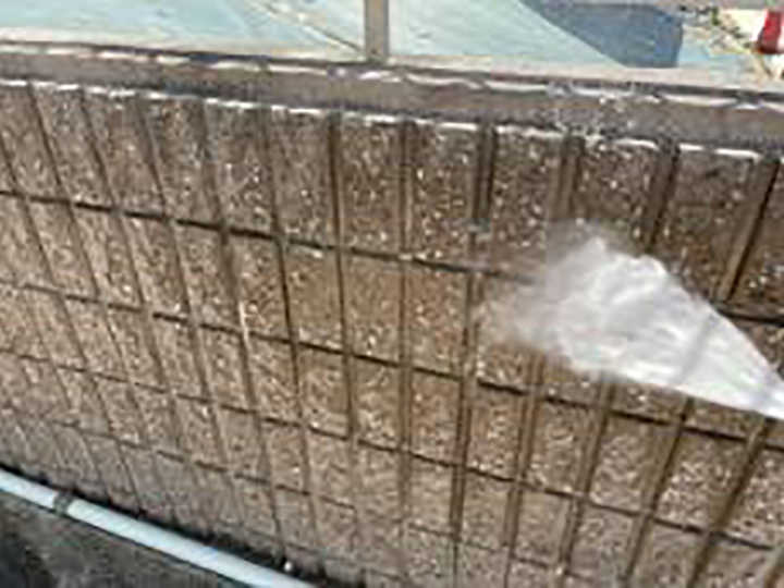 外塀を高圧ジェットで洗浄します。