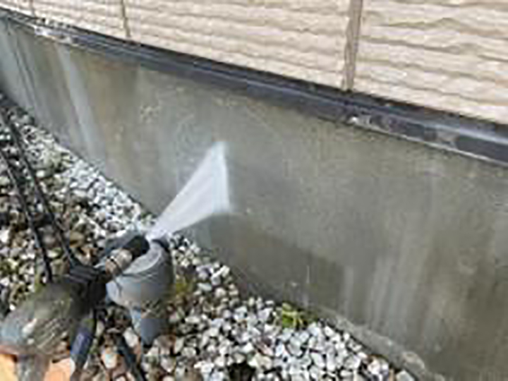 基礎を高圧ジェットで洗浄します。