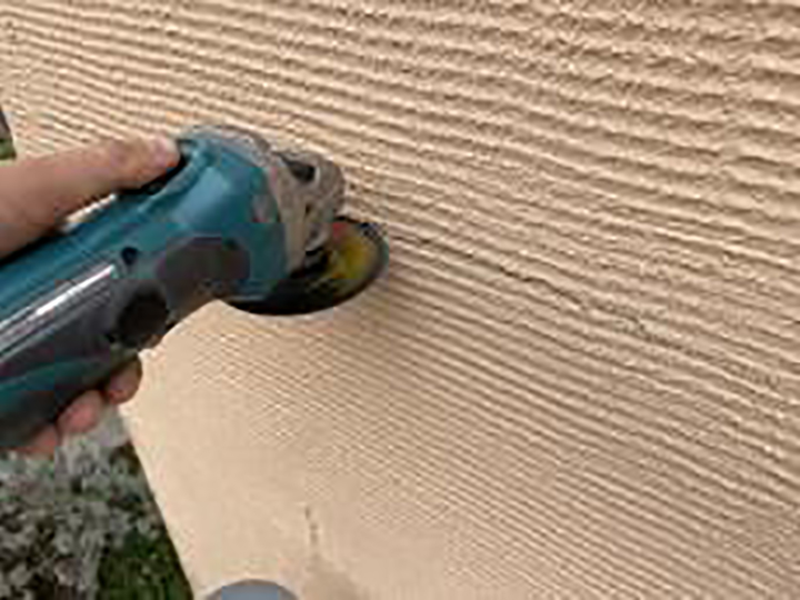 ジョリパット外壁のクラックを補修するため、Vカットします。