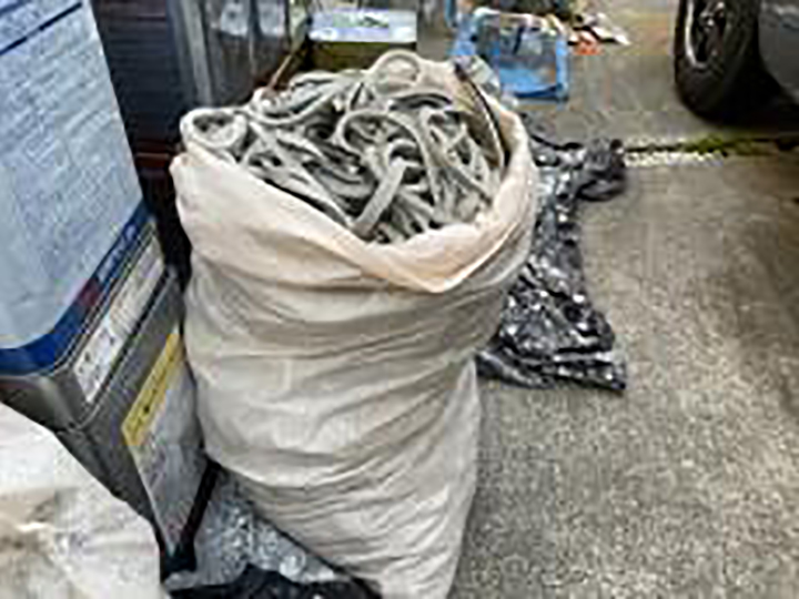 撤去した目地コーキングです。