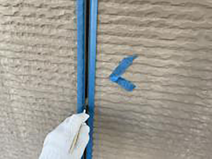 専用プライマーを塗布します。