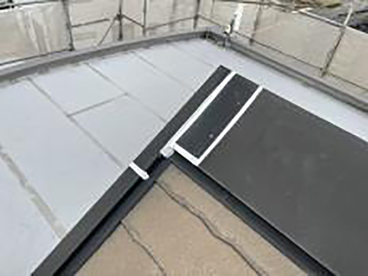 屋根板金包みジョイント部にコーキングを設置しました。