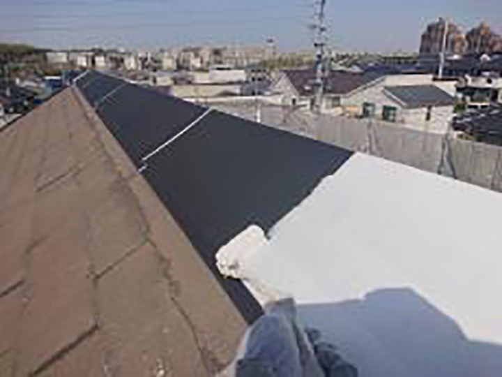 屋根板金包みに専用プライマーを塗布します。