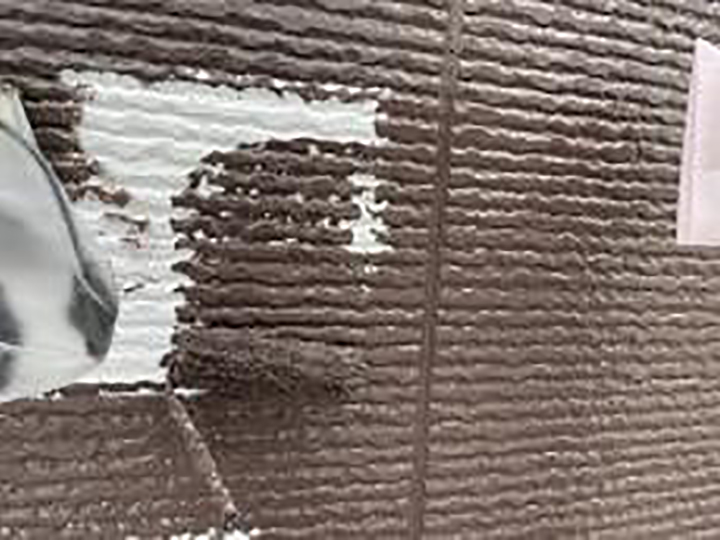 アクセント壁の中塗りを行います。