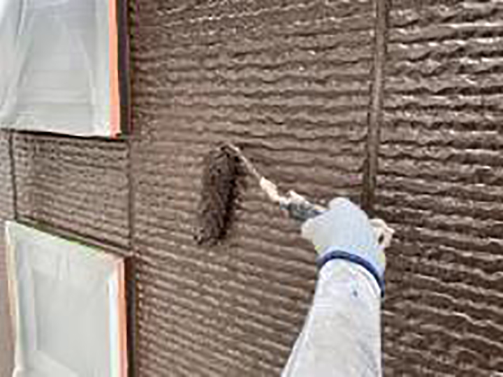 アクセント壁の上塗りを行います。