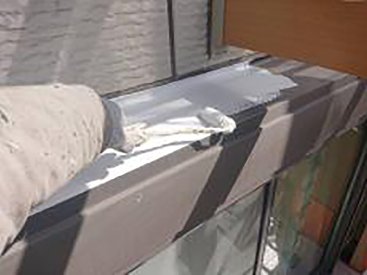 シャッターBOXに専用プライマーを塗布します。