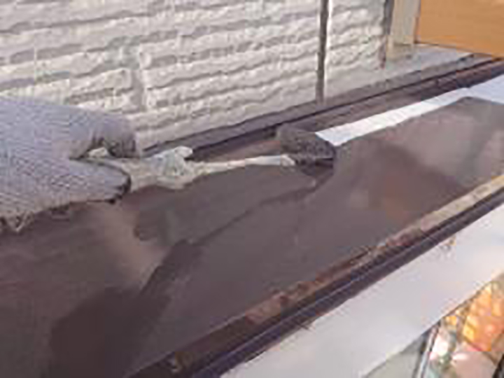 シャッターBOX仕上げ1回目を行います。