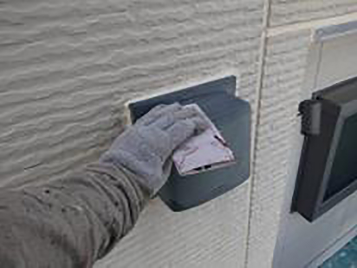 通気口の素地調整を行います。