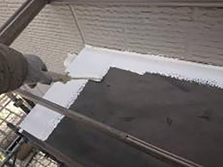 霧除けに専用プライマーを塗布します。