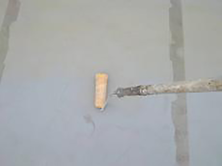 専用プライマーを塗布します。