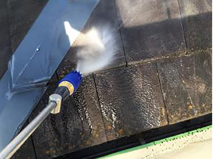 表層のスラリー層除去のため、トルネード洗浄を行います。